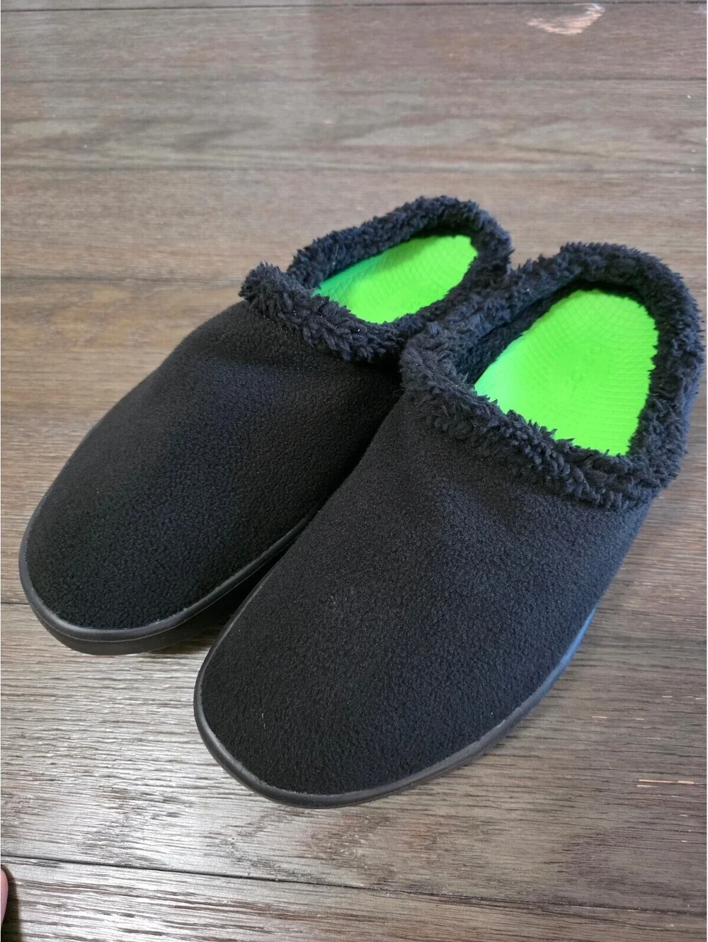 Oofos Oocoozie Black Cozy Slip-On Mule with Green Insoles Size M12/EU 45 NWOT